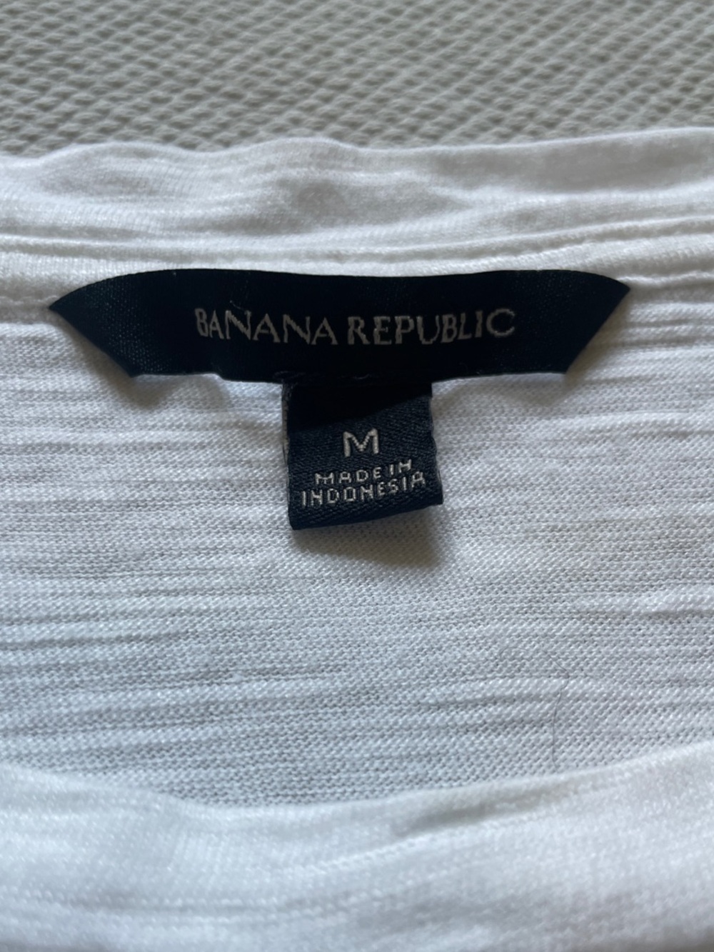 Banana Republic Relaxed Fit White Crewneck Short Sleeve Tee, Rolled Cuffs - Picture 2 of 4
